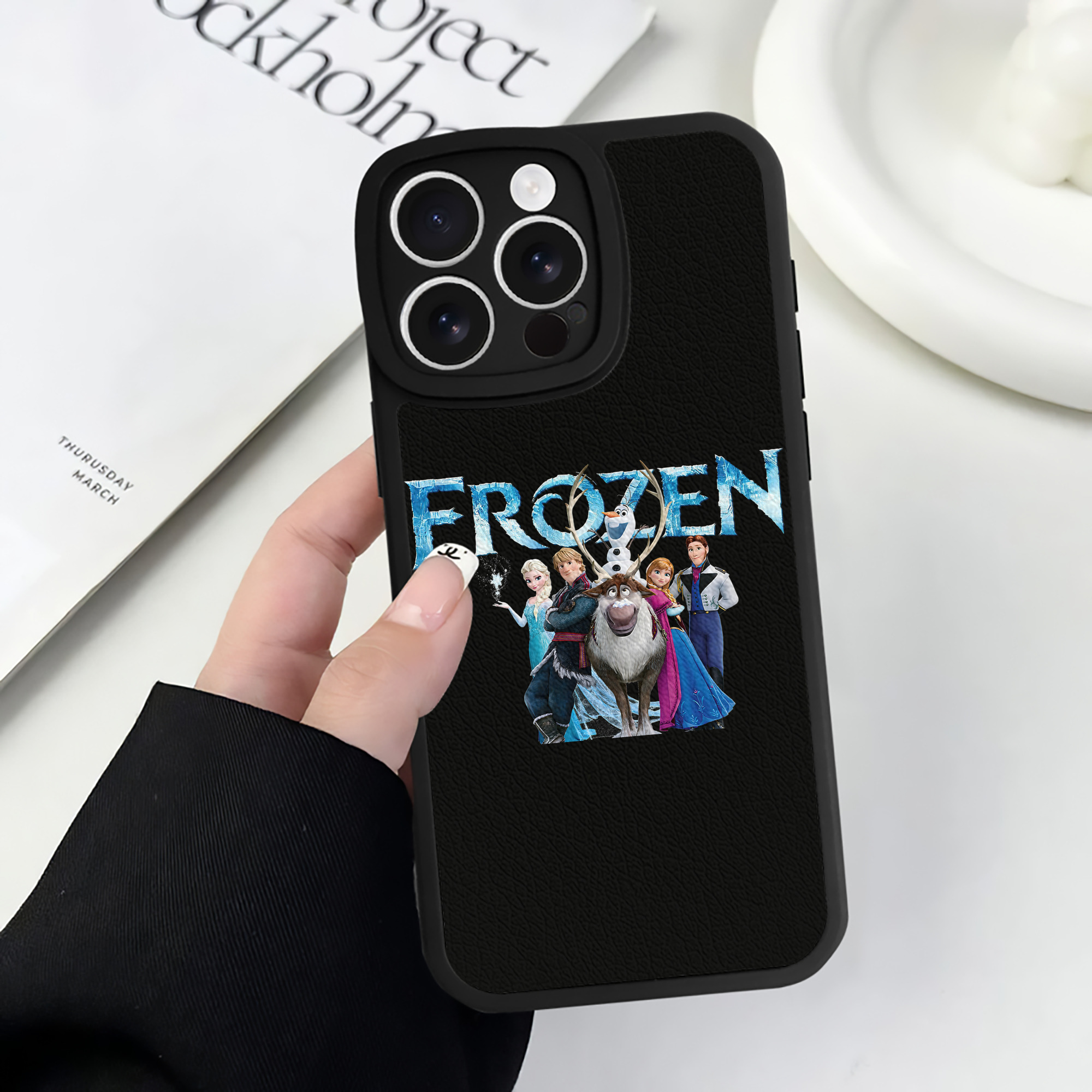 （画像用） アナと雪の女王 アンナ エルサ Frozen Anna Elsa 【iPhone 16シリーズ対応】シリコンスマホケース（レザー調） 材質：シリコン